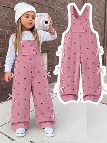 SHEIN Playful Pals 女童燈芯絨吊帶褲，四季通用可愛俏皮風，粉色前口袋設計，側面粉色蝴蝶結裝飾，愛心印花，寬鬆直筒版型，柔軟舒適，適合日常穿著、派對、外出等多種場合，新款四季女童連身褲 - 粉色 - 查看 1