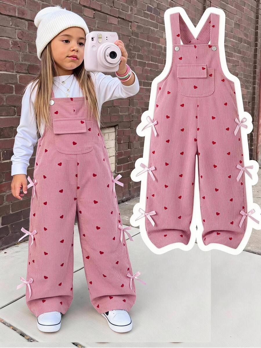SHEIN Playful Pals 女童燈芯絨吊帶褲，四季通用可愛俏皮風，粉色前口袋設計，側面粉色蝴蝶結裝飾，愛心印花，寬鬆直筒版型，柔軟舒適，適合日常穿著、派對、外出等多種場合，新款四季女童連身褲 - 粉色 - 查看 1