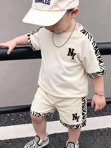 小男孩休閒極簡條紋 NK 品牌印花 NY 杏色 T 恤套裝 寬鬆圓領短袖斑馬紋套頭上衣 秋季返校穿搭 - 彩色 - 查看 1