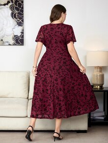 Reflora Gaun Plus Size Motif Bunga Seluruh Permukaan dengan Renda Kontras, Cocok untuk Pesta Teh, Acara Formal, Makan Siang, Malam Hari, Warna Burgundy, Musim Panas, Elegan, Gaya 1960-an - MultiWarna - View 4
