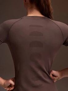 Powerista 女款四季通用運動無縫短袖運動T恤，原布紋理透氣健身上衣，適合健身房與運動鍛鍊 - 棕色 - 查看 4