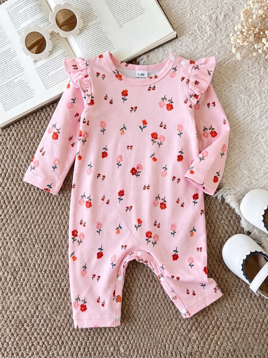 SHEIN رومبير طفلة حديثة الولادة بطراز ريفي زهري، بيج مع طباعة منعشة، تصميم أكمام رفرفة على الكتف، ياقة دائرية بتناسب محكم دون ضيق، إغلاق بأزرار كبس عند المنطقة السفلية لتسهيل تغيير الحفاض، تصميم أكمام طويلة للربيع/الخريف، مناسب للخروجات والصور - وردي - مشاهدة 1