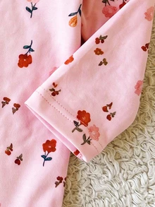 SHEIN رومبير طفلة حديثة الولادة بطراز ريفي زهري، بيج مع طباعة منعشة، تصميم أكمام رفرفة على الكتف، ياقة دائرية بتناسب محكم دون ضيق، إغلاق بأزرار كبس عند المنطقة السفلية لتسهيل تغيير الحفاض، تصميم أكمام طويلة للربيع/الخريف، مناسب للخروجات والصور - وردي - مشاهدة 7