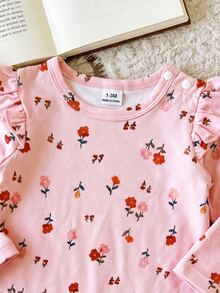 SHEIN رومبير طفلة حديثة الولادة بطراز ريفي زهري، بيج مع طباعة منعشة، تصميم أكمام رفرفة على الكتف، ياقة دائرية بتناسب محكم دون ضيق، إغلاق بأزرار كبس عند المنطقة السفلية لتسهيل تغيير الحفاض، تصميم أكمام طويلة للربيع/الخريف، مناسب للخروجات والصور - وردي - مشاهدة 5