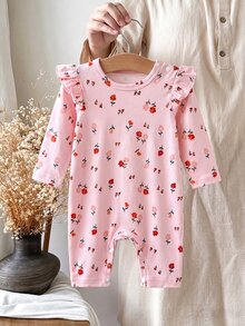 SHEIN رومبير طفلة حديثة الولادة بطراز ريفي زهري، بيج مع طباعة منعشة، تصميم أكمام رفرفة على الكتف، ياقة دائرية بتناسب محكم دون ضيق، إغلاق بأزرار كبس عند المنطقة السفلية لتسهيل تغيير الحفاض، تصميم أكمام طويلة للربيع/الخريف، مناسب للخروجات والصور - وردي - مشاهدة 3