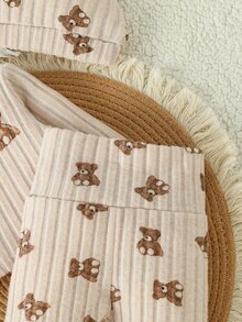 SHEIN 嬰兒可愛極簡休閒軟綿舒適羅紋布料熊圖案斜領上衣 + 全身熊圖案高腰褲 + 帽子全套套裝，新生兒服飾 - 棕色 - 查看 10