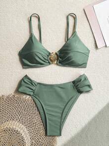 Swim Basics 春假女士海灘度假性感金屬裝飾全純素高衩百褶細肩帶比基尼套裝，女士夏季泳衣 - 軍綠色 - 查看 6