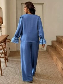 Lounesse Setelan Kasual 2 Potong Wanita Ukuran Plus: Blus Leher V dengan Manset Berkerut dan Celana Panjang Lebar untuk Musim Gugur - Navy Blue - View 3
