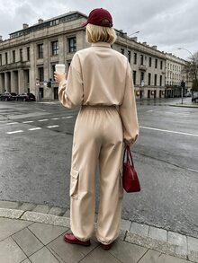 Struktiv Jaket Crop dengan Saku Lipat dan Bahu Longgar serta Celana Kargo - Aprikot - View 2