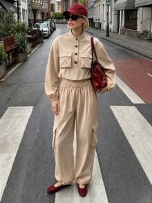 Struktiv Jaket Crop dengan Saku Lipat dan Bahu Longgar serta Celana Kargo - Aprikot - View 5
