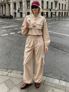 Struktiv Jaket Crop dengan Saku Lipat dan Bahu Longgar serta Celana Kargo - Aprikot - View 1