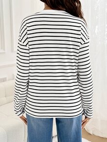 SHEIN تي شيرت كاجوال للحوامل مخطط بياقة دائرية وأكمام طويلة وكتف منسدل - أبيض - مشاهدة 8