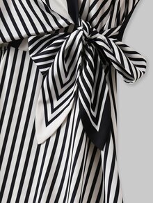 SHEIN Franclia 黑白條紋掛脖洋裝，優雅度假風修身A字裙，適合通勤、早午餐、約會，夏季穿著 - 黑色 - 查看 4