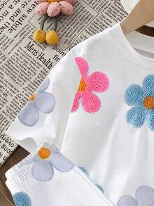 GraphicGems Baby Girls Casual Fashion Comfortable Minimalist Small Flower Pattern Short Sleeve T-Shirt And Shorts 2pcs Set, Spring/Summer - Multicolor - View 3