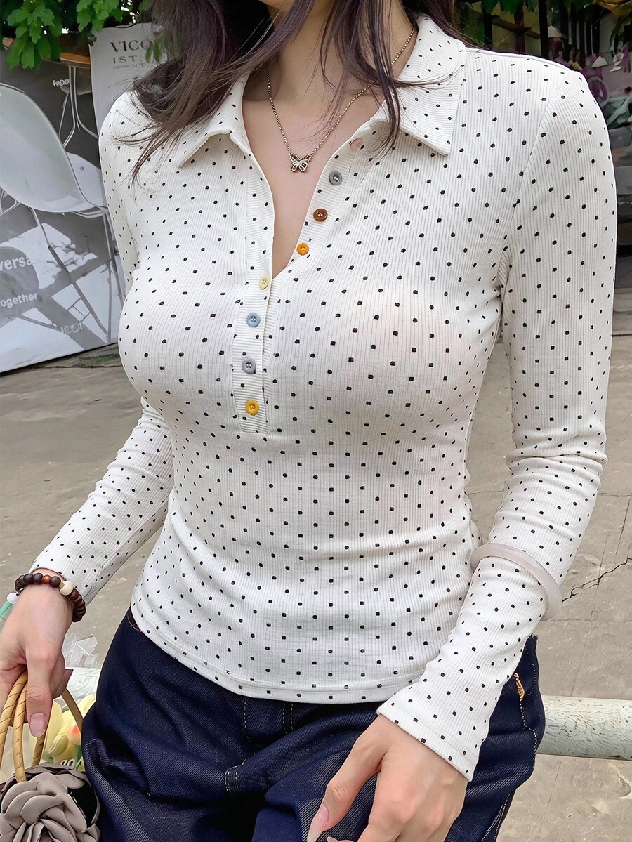 DAZY 秋季波點滿版印花白色上衣,彩色鈕扣裝飾,休閒街頭運動風 POLO 衫,修身長袖女款 T-shirt - 白色 - 查看 1