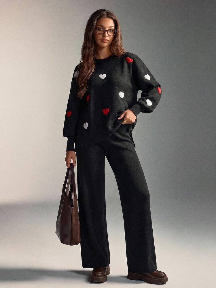 SHEIN طقم تنسيق من البلوزة المحبوكة بنمط القلب والبنطلون واسع الساق - طقم مريح من الأكريليك الناعم مع قلوب حمراء وبيضاء متناثرة، بلوزة رقبة طاقم مريحة وبنطلون مستقيم الساق بخصر عالي - الأسود - مشاهدة 3