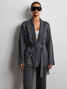 SHEIN طقم نسائي من قطعتين كاردجان رمادي بأكمام طويلة مع كشكشة وشال بنمط عتيق وتفاصيل حزام وبنطلون سويتر متناسق - رمادي - مشاهدة 9