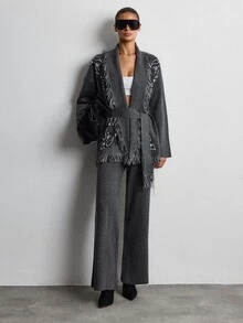 SHEIN طقم نسائي من قطعتين كاردجان رمادي بأكمام طويلة مع كشكشة وشال بنمط عتيق وتفاصيل حزام وبنطلون سويتر متناسق - رمادي - مشاهدة 5