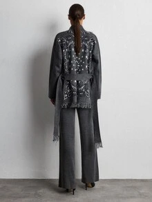 SHEIN طقم نسائي من قطعتين كاردجان رمادي بأكمام طويلة مع كشكشة وشال بنمط عتيق وتفاصيل حزام وبنطلون سويتر متناسق - رمادي - مشاهدة 2