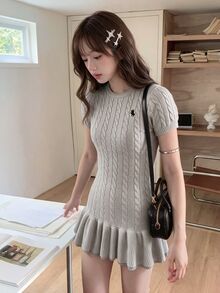 SHEIN EZwear 女士休闲针织骑士图案连衣裙，荷叶边下摆，圆领，短袖，适合秋季 - 灰色 - 查看 3
