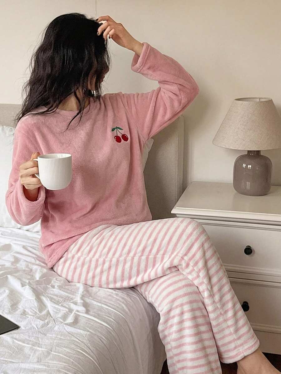 1套女童粉色櫻桃刺繡長袖上衣白色條紋長褲家居服套裝,秋冬居家穿著晚餐裝,可愛亮粉色 - 藕粉色 - 查看 1