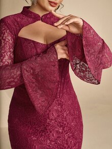 Coutiva Gaun Malam Formal Elegan Berenda dengan Kerah Cheongsam untuk Wanita Ukuran Besar (Desain Rumit) - Burgundy - View 7