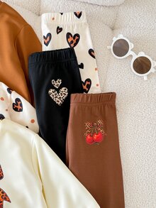 SHEIN 女嬰長袖運動衫與緊身褲套裝：羅紋圓領拼色上衣 + 純色長褲 + 女嬰復古豹紋愛心與櫻桃圖案休閒套裝 - 彩色 - 查看 6