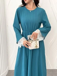 SHEIN Najma Gaun Panjang Leher Bulat Putih Berlipit dengan Renda Kontras untuk Sehari-hari, Gaun Formal untuk Liburan Keluarga Musim Dingin, Sederhana dan Elegan - Biru - View 4