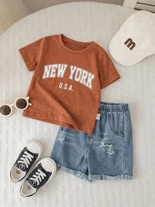 SHEIN 男女宝宝两件套休闲可爱标语印花短袖T恤和做旧牛仔短裤套装，婴儿服装套装，街头服饰 - 棕色 - 查看 4