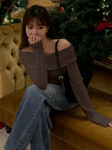 DAZY Kaos Wanita Polos Model Off-Shoulder Kasual Serbaguna untuk Pemakaian Sehari-hari di Musim Gugur - Coklat - View 3