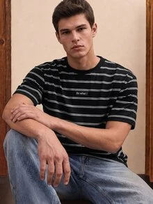 Manfinity Joysei تي شيرت رجالي مقاس قياسي 87% قطن أسود مخطط، تصميم رقعة حروف "So What"، مناسب للخروجات الصيفية والمدرسة والعطلات - الأسود - مشاهدة 1