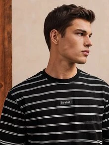 Manfinity Joysei تي شيرت رجالي مقاس قياسي 87% قطن أسود مخطط، تصميم رقعة حروف "So What"، مناسب للخروجات الصيفية والمدرسة والعطلات - الأسود - مشاهدة 3