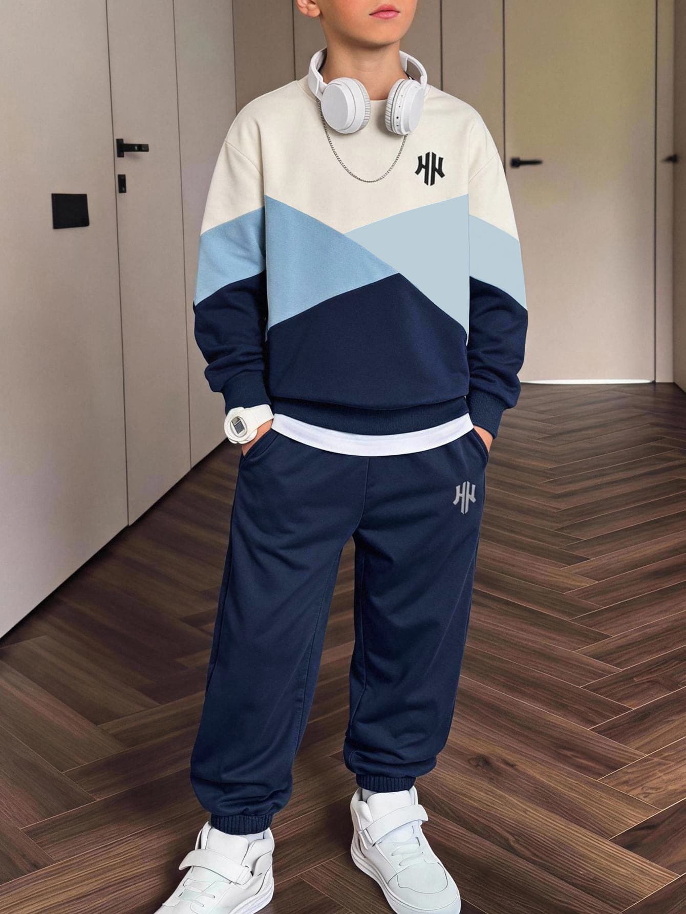 SHEIN Coolqubz 2件組青少年男孩時尚白色運動衫與深綠色長褲套裝，胸前綠色圖案印花，時尚街頭風，柔軟舒適面料，易穿脫，適合春秋季、學校、外出，男孩必備穿搭 - 藍色 - 查看 1