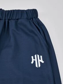 SHEIN Coolqubz 2件組青少年男孩時尚白色運動衫與深綠色長褲套裝，胸前綠色圖案印花，時尚街頭風，柔軟舒適面料，易穿脫，適合春秋季、學校、外出，男孩必備穿搭 - 藍色 - 查看 5