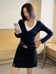 K-Vae 女款 Pure Desire 對比色兩件套，掛脖長袖上衣搭配交叉 V 領背心內層，側扣抽褶腰部，海軍藍韓系 Ins 風格，通勤百搭日常穿搭 - 藍白色 - 查看 5