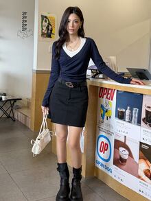 K-Vae 女款 Pure Desire 對比色兩件套，掛脖長袖上衣搭配交叉 V 領背心內層，側扣抽褶腰部，海軍藍韓系 Ins 風格，通勤百搭日常穿搭 - 藍白色 - 查看 3
