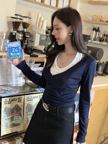 K-Vae 女款 Pure Desire 對比色兩件套，掛脖長袖上衣搭配交叉 V 領背心內層，側扣抽褶腰部，海軍藍韓系 Ins 風格，通勤百搭日常穿搭 - 藍白色 - 查看 8