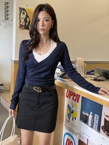 K-Vae 女款 Pure Desire 對比色兩件套，掛脖長袖上衣搭配交叉 V 領背心內層，側扣抽褶腰部，海軍藍韓系 Ins 風格，通勤百搭日常穿搭 - 藍白色 - 查看 7