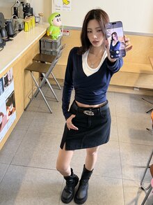 K-Vae 女款 Pure Desire 對比色兩件套，掛脖長袖上衣搭配交叉 V 領背心內層，側扣抽褶腰部，海軍藍韓系 Ins 風格，通勤百搭日常穿搭 - 藍白色 - 查看 4