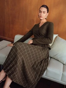 MOTF PREMIUM 優雅V領時尚收腰百褶下擺喇叭女款洋裝 - 杏色 - 查看 6