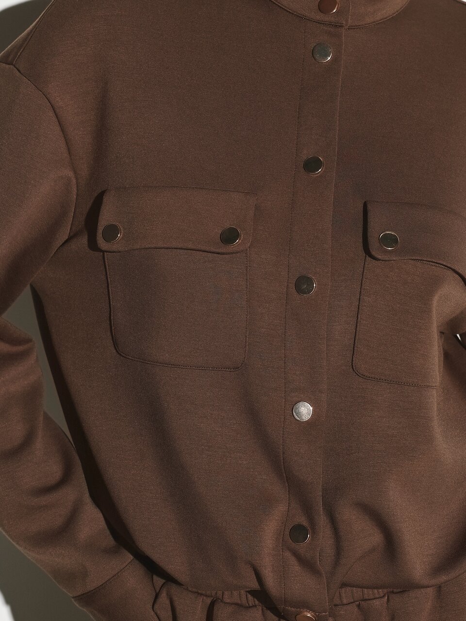 KSTM Utility-Jacke mit Stehkragen, goldenen Druckknöpfen, aufgesetzten Brusttaschen, langen Ärmeln, entspannter Passform, Herbst-Winter-Oberbekleidung