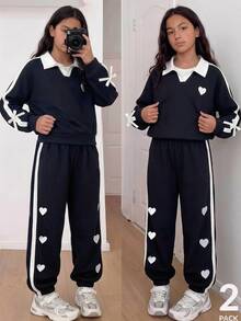 SHEIN 美式學院風女童愛心運動套裝，格紋海軍藍 Polo 領長袖上衣，高腰寬腿褲配側邊白色條紋與蝴蝶結裝飾，2 件套，兒童春夏/秋季休閒時尚套裝 - 寶藍色 - 查看 5