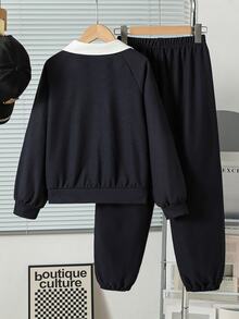 SHEIN 美式學院風女童愛心運動套裝，格紋海軍藍 Polo 領長袖上衣，高腰寬腿褲配側邊白色條紋與蝴蝶結裝飾，2 件套，兒童春夏/秋季休閒時尚套裝 - 寶藍色 - 查看 2