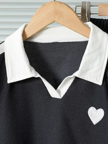 SHEIN 美式學院風女童愛心運動套裝，格紋海軍藍 Polo 領長袖上衣，高腰寬腿褲配側邊白色條紋與蝴蝶結裝飾，2 件套，兒童春夏/秋季休閒時尚套裝 - 寶藍色 - 查看 7