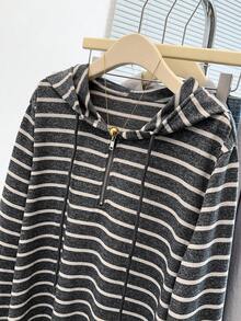 GlowEve CURVE Sweatshirt Rajut Bergaris Minimalis Terlaris untuk Wanita Ukuran Plus, Desain Bahu Normal, Setengah Resleting, Berkerudung, Potongan Longgar, Atasan Lapisan Dasar Serbaguna, Cocok untuk Pemakaian Sehari-hari dan Perjalanan, Sweatshirt Modis yang Melangsingkan - MultiWarna - View 7