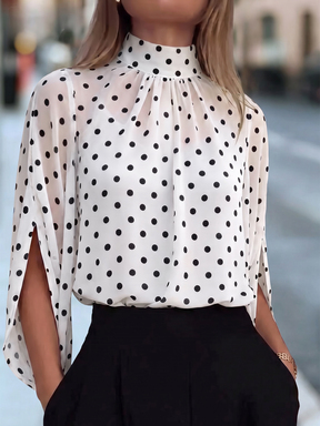 SHEIN Blusa de gasa blanca con lunares elegante y casual para mujeres maduras, lista para vacaciones, con cuello alto y mangas con abertura, hecha de tela ligera y resistente a las arrugas, perfecta para vacaciones tropicales, cenas en la playa y uso en resorts, la gasa aireada y el estampado clásico crean una silueta refinada y fresca que es cómoda y elegante para escapadas en clima cálido
