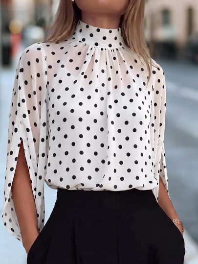 SHEIN Elegante und lässige weiße Chiffon-Bluse mit Polka-Dots für reife Frauen, resort-tauglich, mit hohem Kragen und geschlitzten Ärmeln, aus leichtem, knitterfreiem Stoff, perfekt für tropische Urlaube, Abendessen am Strand und Resort-Wear, der luftige Chiffon und das klassische Muster kreieren eine raffinierte, luftige Silhouette, die sowohl bequem als auch stilvoll für warme Urlaubstage ist