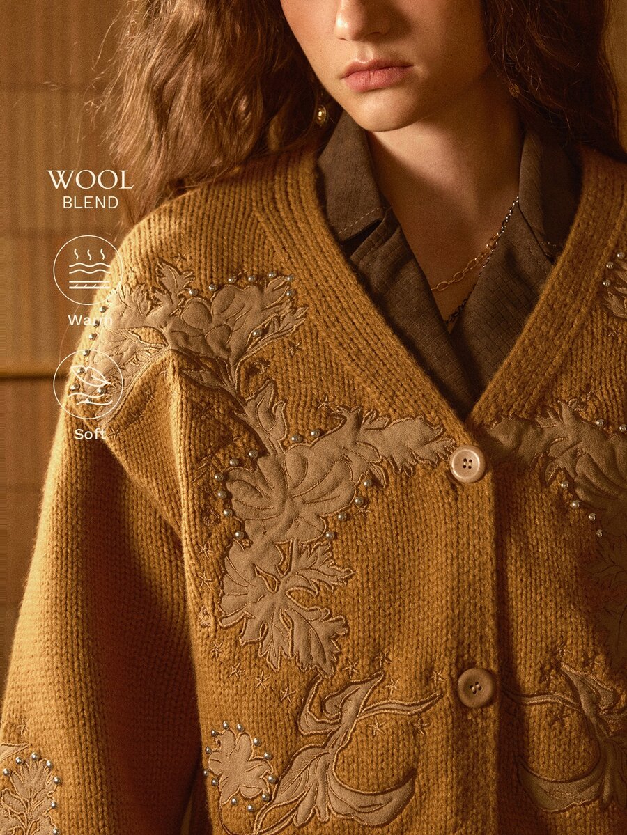 MOTF STUDIO 女款秋冬天鵝絨觸感復古花卉貼花刺繡針織開襟衫 - 駝色 - 查看 1
