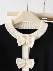 SHEIN Tween女孩溫柔甜美獨特設計秋冬新款黑色對比色圓領厚實手工3D蝴蝶結裝飾寬鬆百搭優雅針織長袖開襟毛衣，可搭配吊帶裙、蓬蓬裙、洋裝，適合日常穿著、節日穿搭、秋冬毛衣 - 黑色 - 查看 3