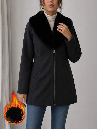 RueChic Manteau matelassé Top de gamme pour femmes avec un col châle en fausse fourrure massive, une fermeture éclair asymétrique et une silhouette taillée slim en noir de jais, avec fermeture éclair et poches